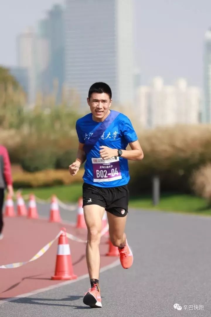 包含足球场上风云再起，国际赛事竞逐梦想的词条